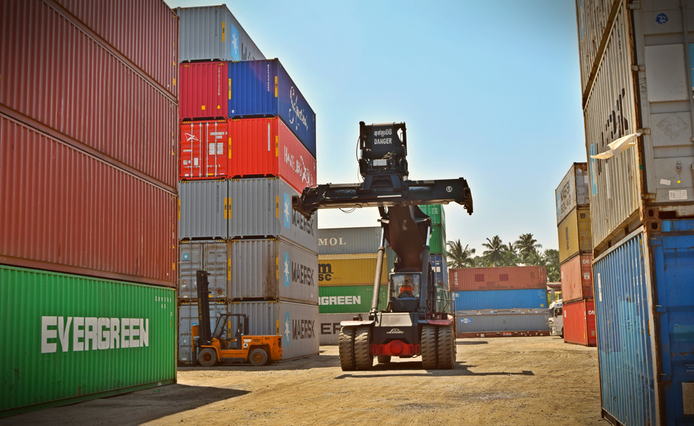 forklift unloading a rail container